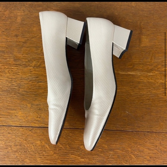 Stuart Weitzman Pumps Low Kitten Heel Cream/Gold Size 8.5 - Picture 5 of 9